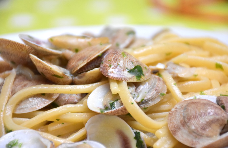 La Ricetta Del Giorno Spaghetti Alle Vongole Su Letto Di Crema Di Piselli Corriere Salentino