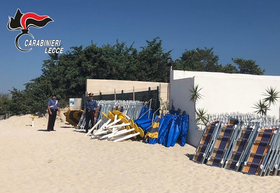 Occupa La Spiaggia Libera Con Ombrelloni E Lettini Sospesa